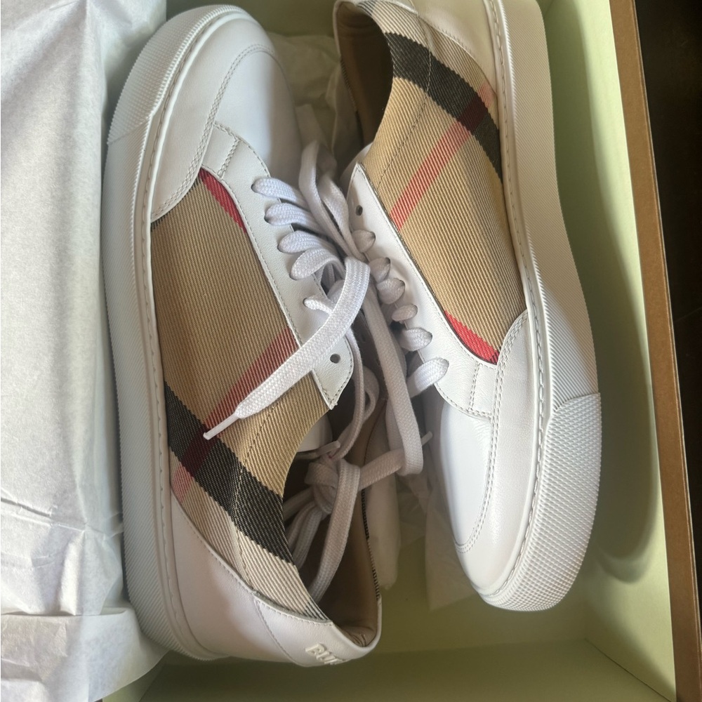 Burberry sneakers size 39 never worn